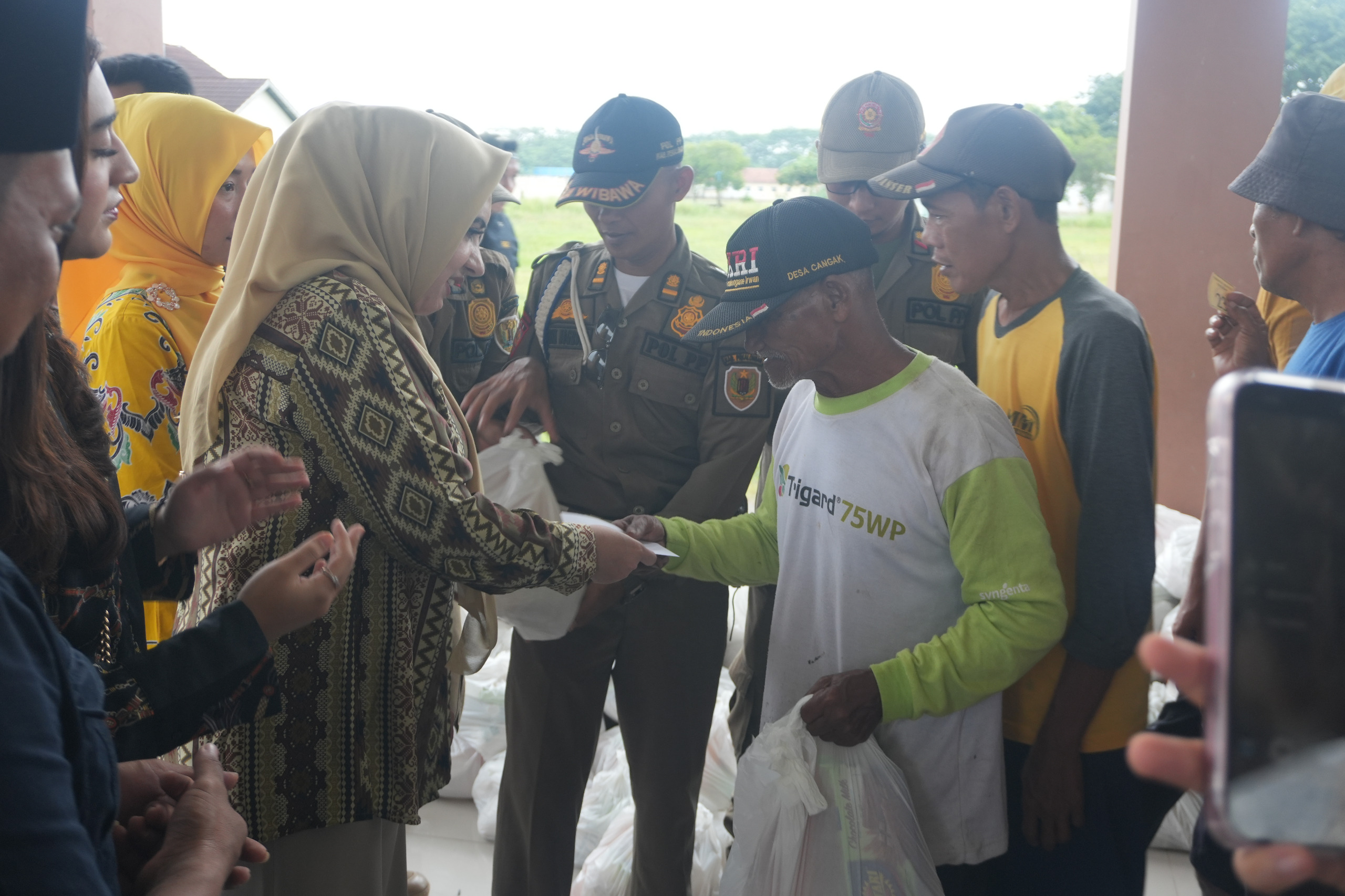 Bupapti Farida saat bantu pedagang pasar