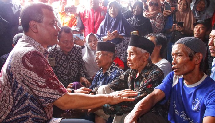 Dipeluk Gubernur Ahmad Luthfi, Prayogi Tak Kuasa Menahan Haru : Terima Kasih Sudah Ngopeni Kami di Sini