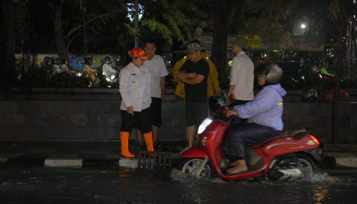 Hujan Lebat, Wali Kota Semarang Tinjau Rumah Pompa Pastikan Banjir Segera Surut