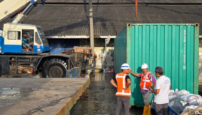 Pelindo Tanjung Emas Prioritaskan Evakuasi Para Pekerja Saat Pagar Panel Jebol Terkena Rob