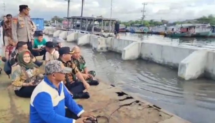 Iswar Aminuddin Cek Kondisi Tanggul Pelabuhan Tanjung Emas, Sandbag dan Pompa Portable Sudah Difungsikan