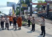 Polisi Kawal dan Jaga Keamanan 36 Biksu Thudong di Semarang menuju ke Borobudur