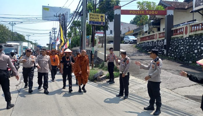Polisi Kawal dan Jaga Keamanan 36 Biksu Thudong di Semarang menuju ke Borobudur
