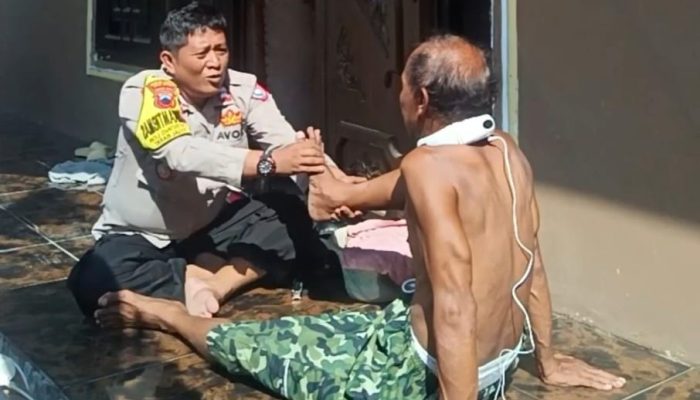 Aiptu Ferdika Nova Berikan Terapi Kesehatan Kepada Warga Kota Tegal 