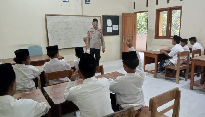 Sebagai Polisi Sekaligus pengajar Pondok Pesantren Yatim Piatu di Tegal