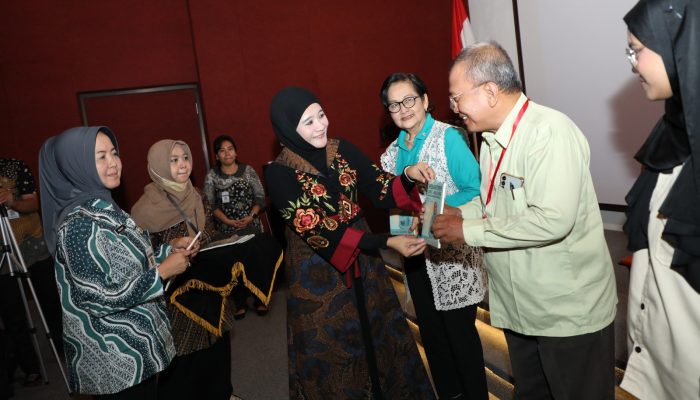 Pegiat Literasi, Minta Buku Ning Nawal Disebar ke Pondok Pesantren