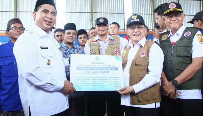 Wagub Jateng Salurkan Bantuan Senilai Rp253 Juta saat Tinjau Banjir Grobogan