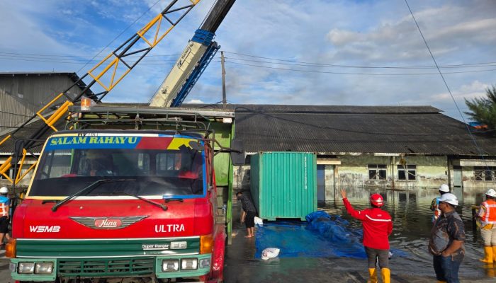 Pagar Blok Pelabuhan Tanjung Emas Semarang Jebol Akibat Cuaca Ekstrem