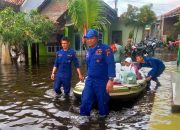Ditpolairud Polda Jateng Antar Jemput Anak Sekolah di Daerah Banjir Sayung Gunakan Perahu Karet dan Truk Polisi
