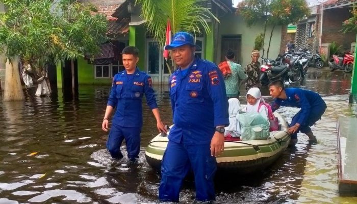 Ditpolairud Polda Jateng Antar Jemput Anak Sekolah di Daerah Banjir Sayung Gunakan Perahu Karet dan Truk Polisi