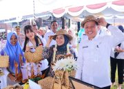Bupati Kudus Sam'ani Intakoris saat lomba desa