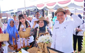 Bupati Kudus Sam'ani Intakoris saat lomba desa