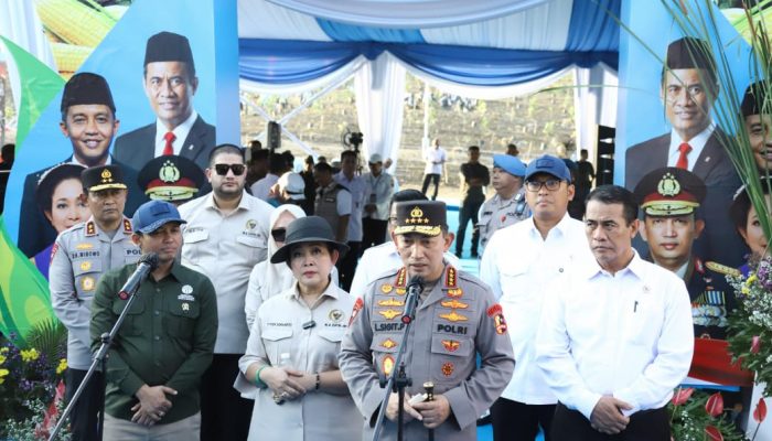 Juli Antoni Menhut Serahkan SK Perhutanan Sosial Kepada Kelompok Tani