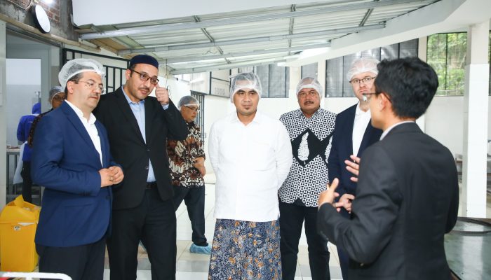Pastikan Proses Produksi Halal, Wagub Jateng Taj Yasin Tinjau Pabrik Toros Farm