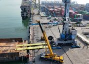 Di Pelabuhan Tanjung Emas Semarang, Pelindo Bongkar Harbour Mobile Crane (HMC) 