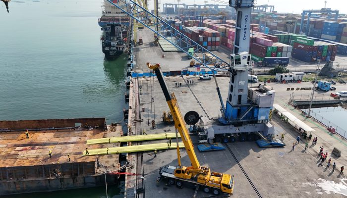 Di Pelabuhan Tanjung Emas Semarang, Pelindo Bongkar Harbour Mobile Crane (HMC) 
