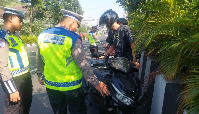 Pelanggar Lalu Lintas Berterima Kasih Hingga Cium Tangan; Polda Jateng Kedepankan Upaya Humanis