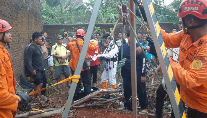 Basarnas dan Tim SAR Evakuasi Jenazah Yang Terjatuh ke Sumur di Jepara