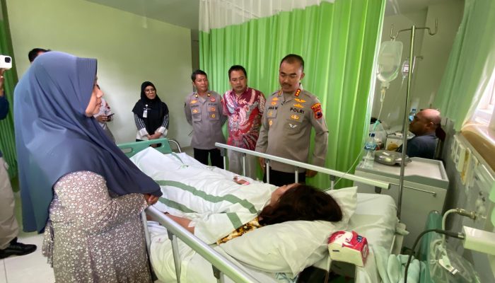 Kapolresta Pati Besuk Korban Kerusuhan Aksi 13 Agustus di RSUD Soewondo