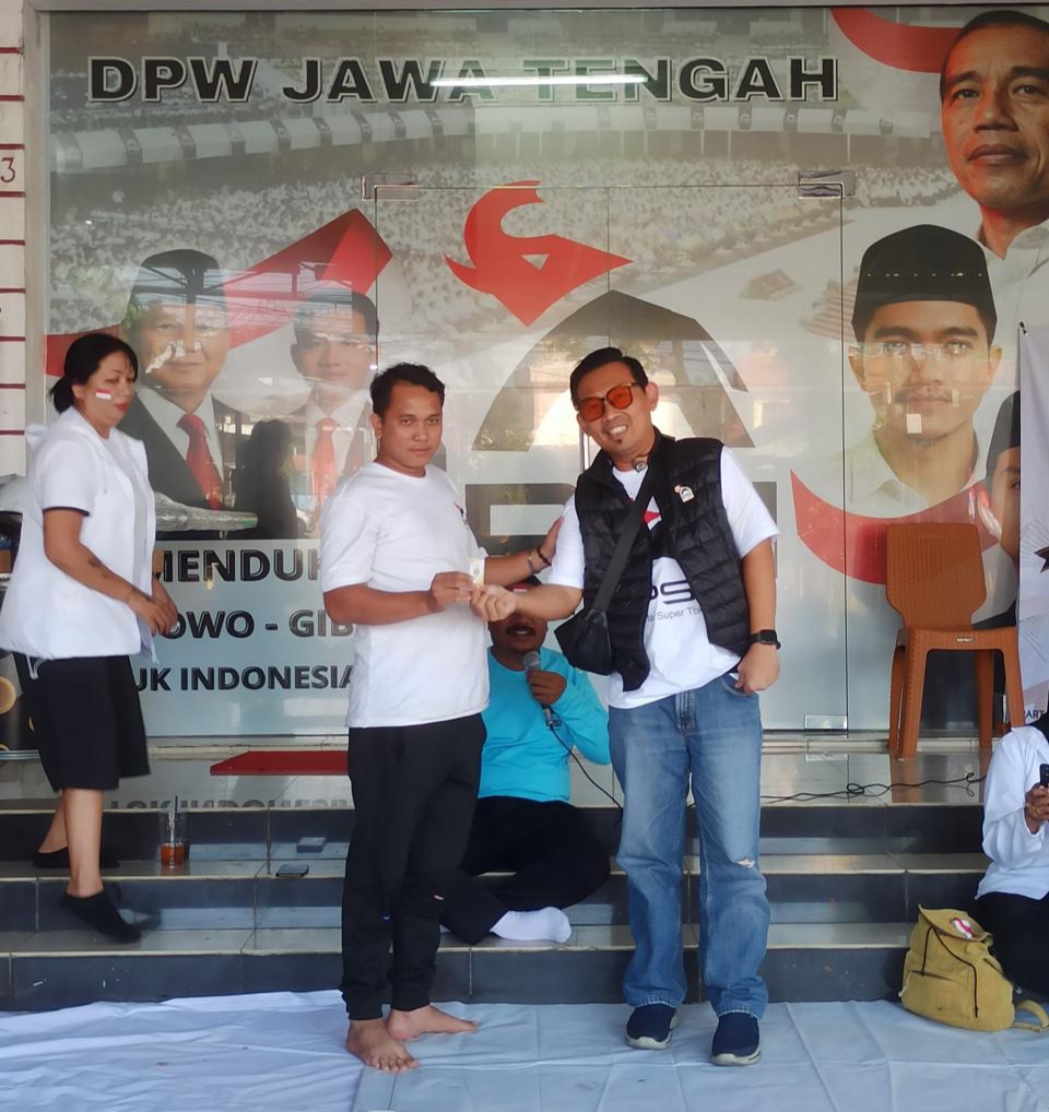 Ketua OKK DPW PSI Jawa Tengah, Yanuar Muncar, sedang membagikan doorprize logam mulia kepada para kader di Kota Semarang, Minggu (17/8/2025).