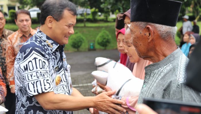 Ringankan Beban Warga, Ahmad Luthfi Serahkan Bantuan 6 Ton Beras kepada Kelompok Rentan