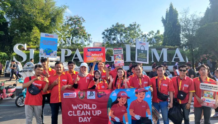 Dukung WCD 2025, Alfamart Bersih-Bersih Kantong Plastik di Semarang