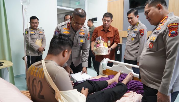 Jenguk Anggota Yang Terluka Akibat Kerusuhan di Semarang, Waka Polda Jateng : Jangan Kapok Layani Masyarakat
