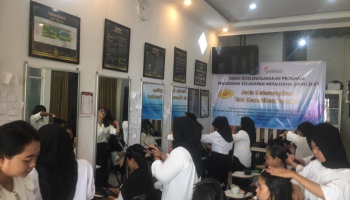 Pendidikan Kecakapan Wirausaha (PKW) Kementerian Pendidikan Dasar dan Menengah Latih Perempuan Kuasai Tata Kecantikan Rambut dan Kewirausahaan