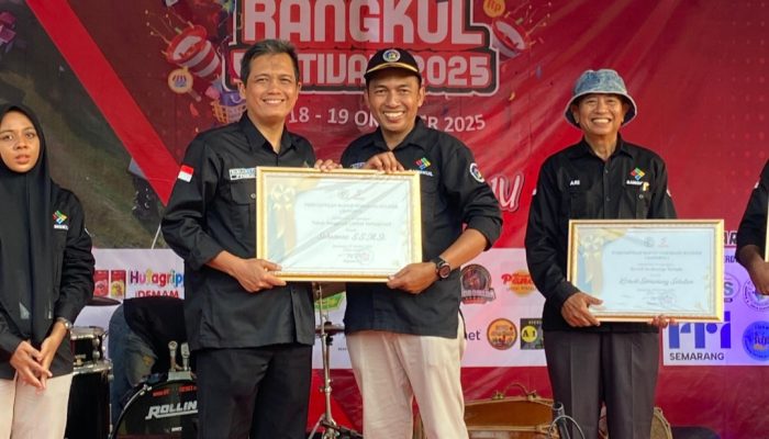 Wakil Ketua DPRD Suharsono Terima Penghargaan “Tokoh Penggerak UMKM Terinspiratif”