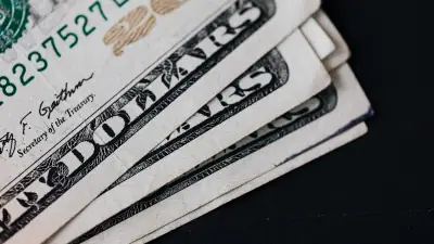 Fed Tahan Suku Bunga di 3,75%-4%; Emas Spot Turun 0,5%