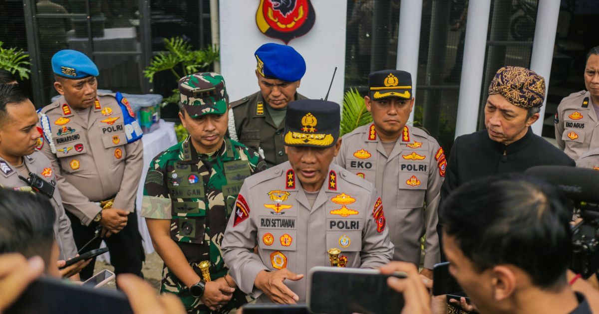 Momen wawancara Irjen Pol Rudi Setiawan, di Posko Terpadu Terminal Baranangsiang, Kecamatan Bogor Timur, Kota Bogor, Kamis (11/12/2025).