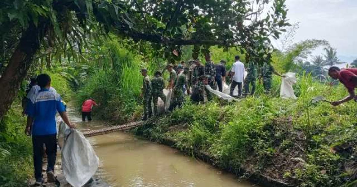 Semangat Gotong Royong, Warga Desa Sadeng dan Anggota Batalyon TP 878 Galuh Pakuan Bersihkan Sampah di DAS Cikaniki