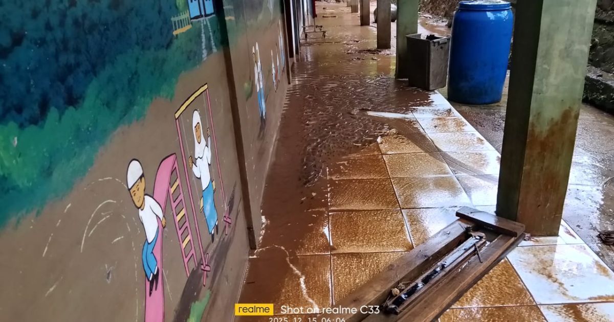 Hujan Tanpa Henti, Banjir Rendam Madrasah di Desa Loji Simpenan