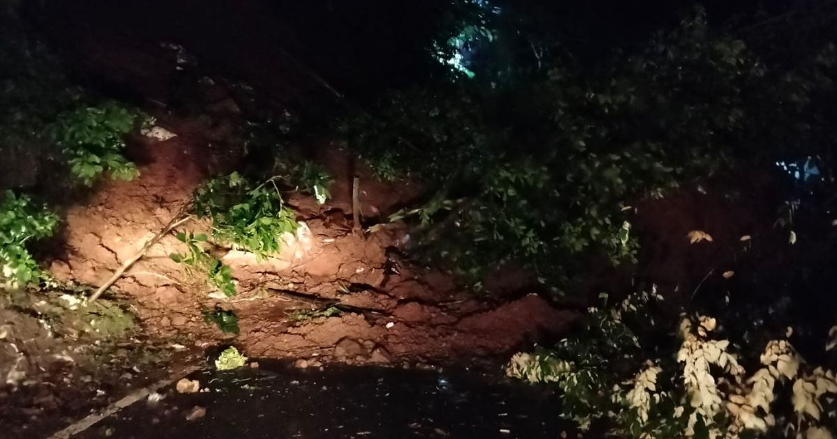 Longsor Dini Hari Lumpuhkan Jalur Nasional Bagbagan–Kiaradua, Lalu Lintas Simpenan Tersendat