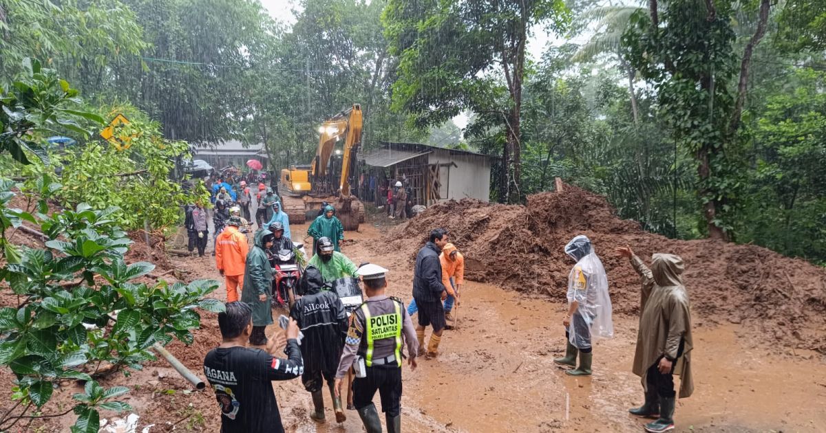 Humanis dan Sigap, Kapolsek Simpenan Atur Lalu Lintas di Lokasi Longsor