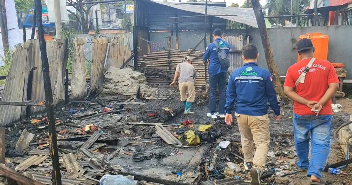 Bedeng pekerja proyek di samping KFC Cibubur, Desa Nabrak, Kecamatan Gunung Putri, Kabupaten Bogor, hangus terbakar, Senin (15/12/2025).