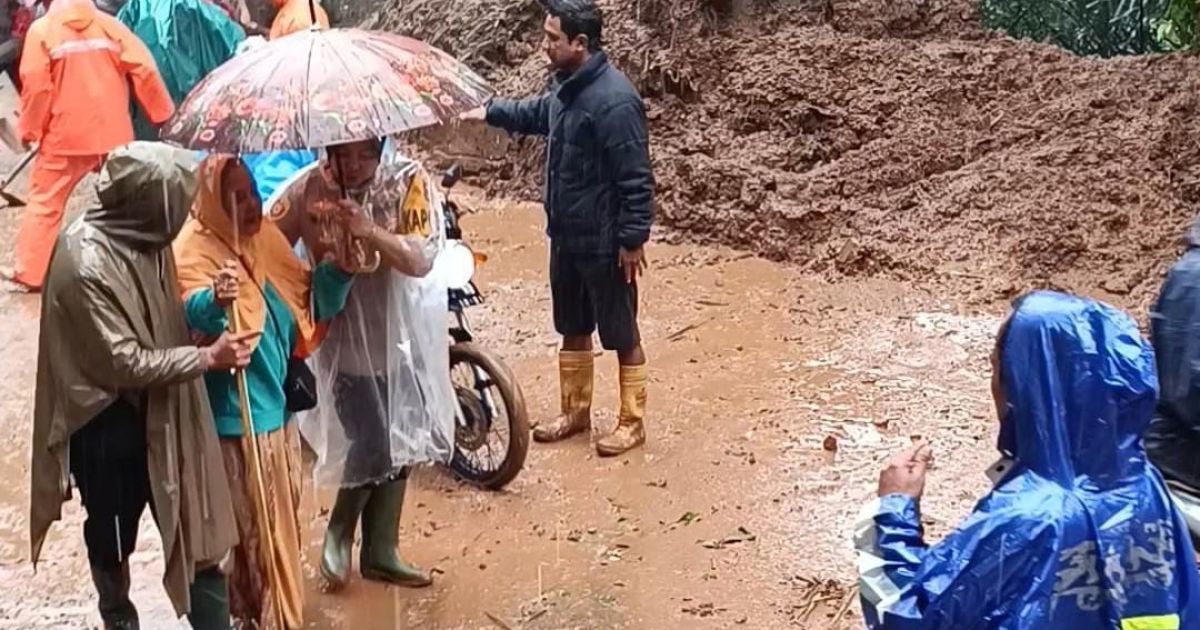 Aksi Heroik Kapolsek Simpenan, Tuntun Nenek Lewati Jalan Berlumpur