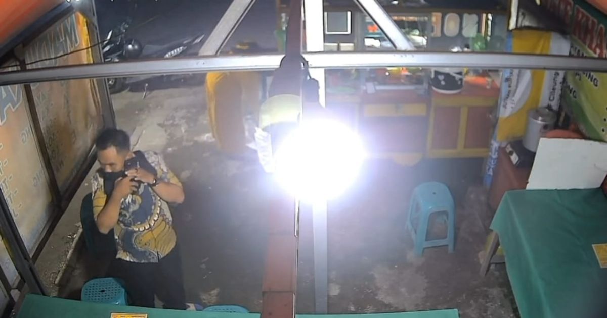 Modus Pesan Sate, Pria di Cileungsi Terekam CCTV Curi Ponsel Pedagang