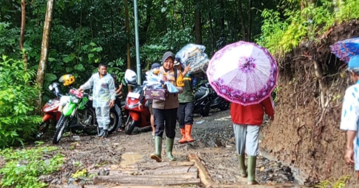 Aksi Heroik Kapolsek Simpenan, Terobos Banjir Bandang Salurkan Bantuan ke Warga Terdampak