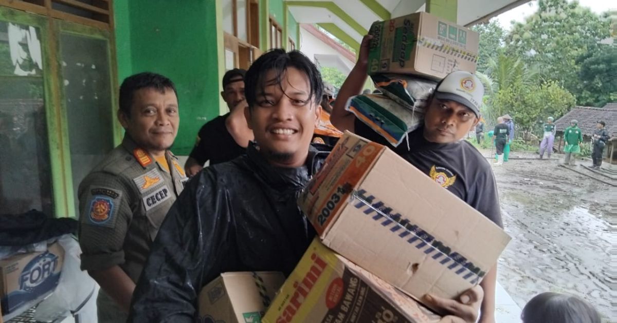 Solidaritas Tanpa Henti, TKSK dan Karang Taruna Simpenan Dampingi Korban Banjir