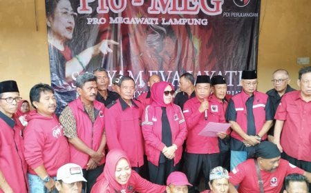 Kader Pro-MEG Lampung Dukung Megawati Dengan Cap Jempol Darah