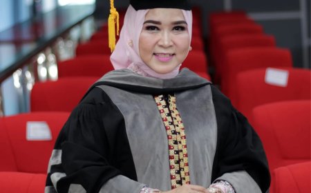Unila Gelar Wisuda 2025, Mira Rozanna Lulusan Terbaik Program Doktor dengan Skor Nilai  388