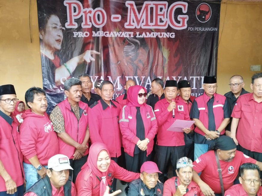 Kader Pro-MEG Lampung Dukung Megawati Dengan Cap Jempol Darah