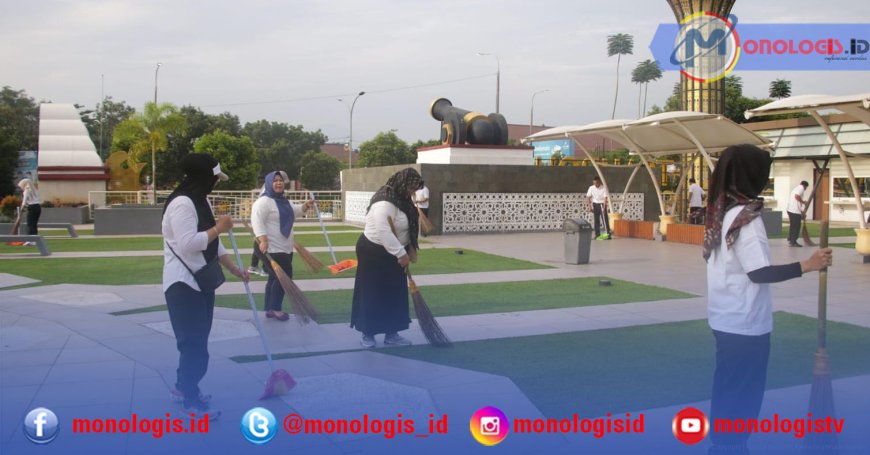 Kemenkum Banten Bersihkan Masjid Agung dan Berikan Bantuan Sosial