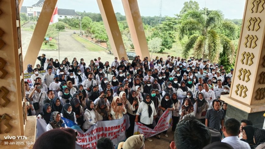 Geruduk Kantor DPRD dan Pemda, Ratusan Honorer Tulangbawang Barat Tuntut Kepastian Status