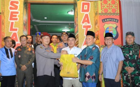 Bupati Tulangbawang Bagikan Bingkisan ke Petugas Pos Mudik