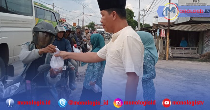 Kelurahan Yukum Jaya Bagikan 500 Paket Takjil Gratis ke Pengendara