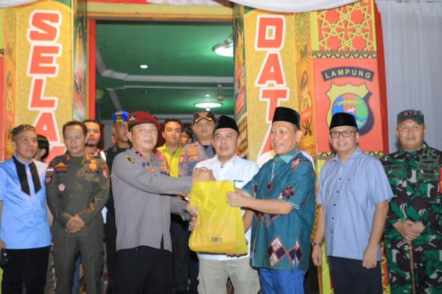 Bupati Tulangbawang Bagikan Bingkisan ke Petugas Pos Mudik