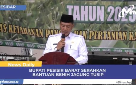 Bupati Pesisir Barat Serahkan Bantuan Benih Jagung Tusip