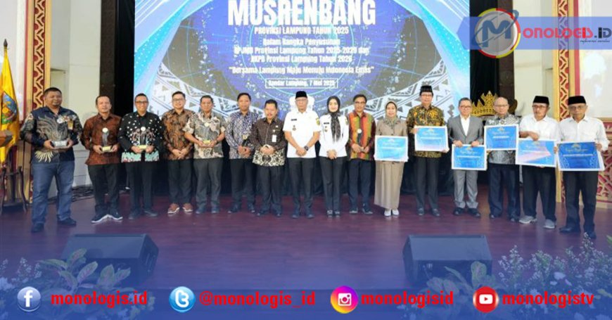 Rektor Unila Terima Penghargaan dari Gubernur Lampung